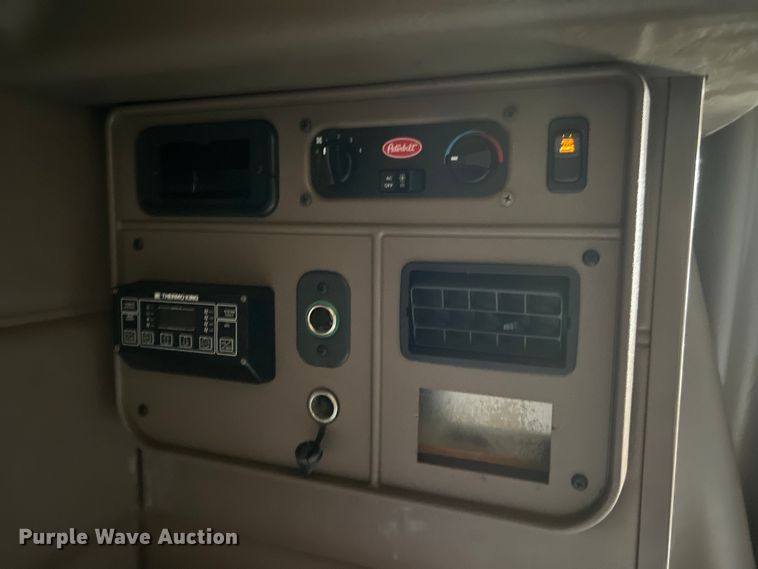 image for item DO2477 2012 Peterbilt  386 semi truck