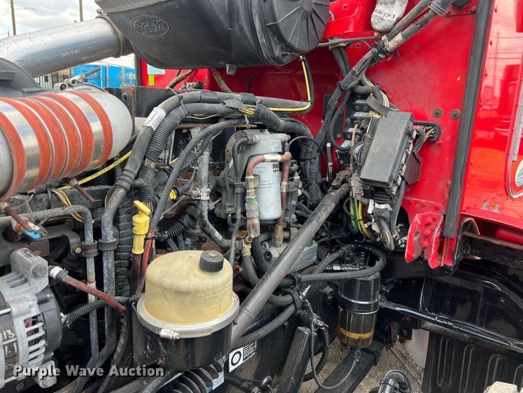 image for item DO2477 2012 Peterbilt  386 semi truck