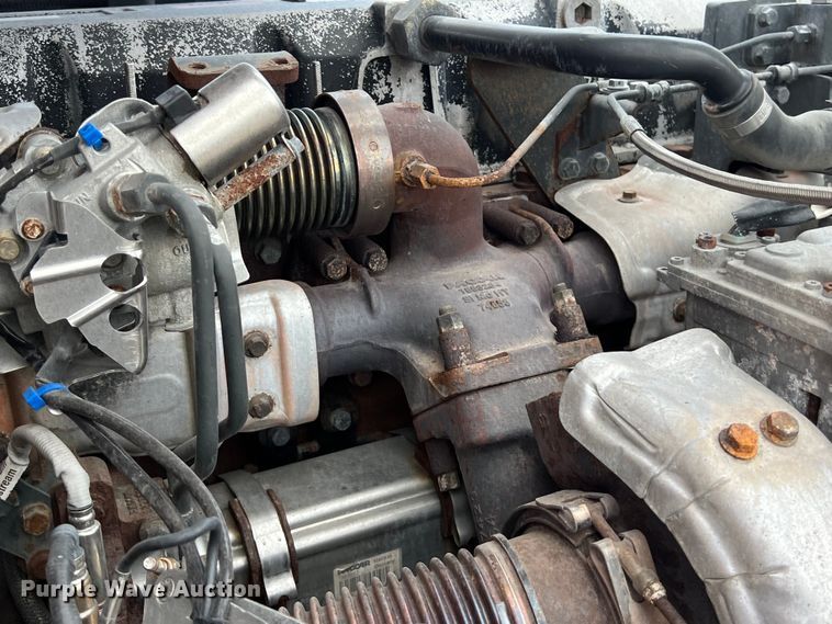 image for item DO2477 2012 Peterbilt  386 semi truck