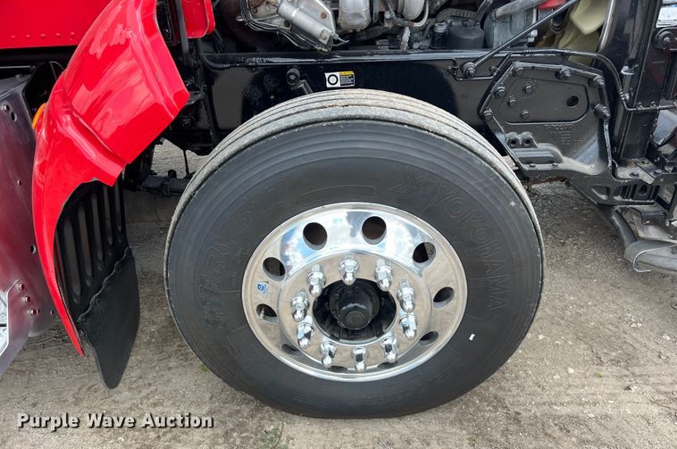 image for item DO2477 2012 Peterbilt  386 semi truck