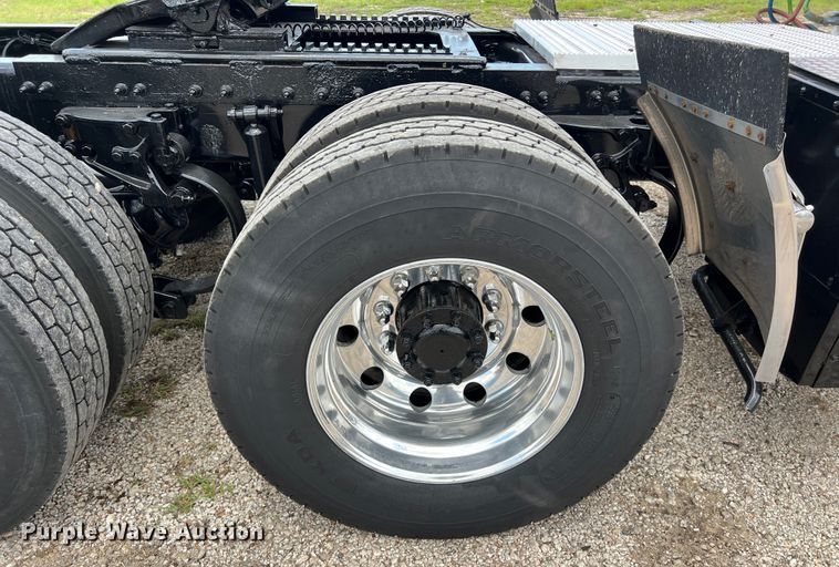 image for item DO2477 2012 Peterbilt  386 semi truck