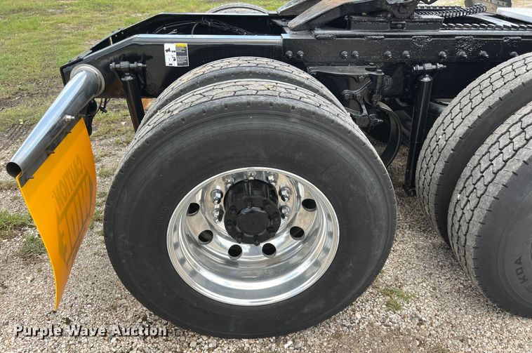 image for item DO2477 2012 Peterbilt  386 semi truck