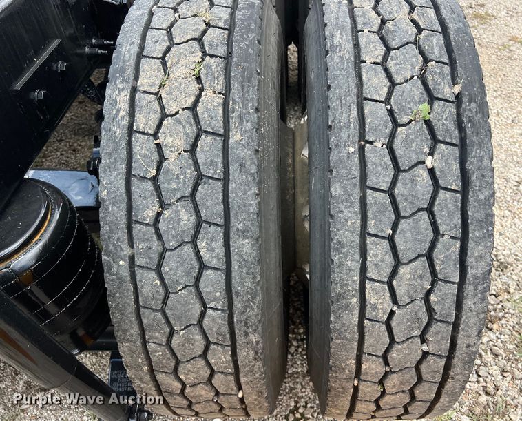 image for item DO2477 2012 Peterbilt  386 semi truck