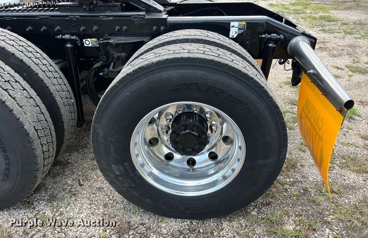 image for item DO2477 2012 Peterbilt  386 semi truck