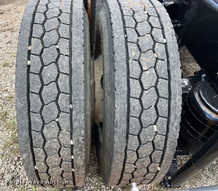 image for item DO2477 2012 Peterbilt  386 semi truck