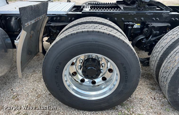 image for item DO2477 2012 Peterbilt  386 semi truck