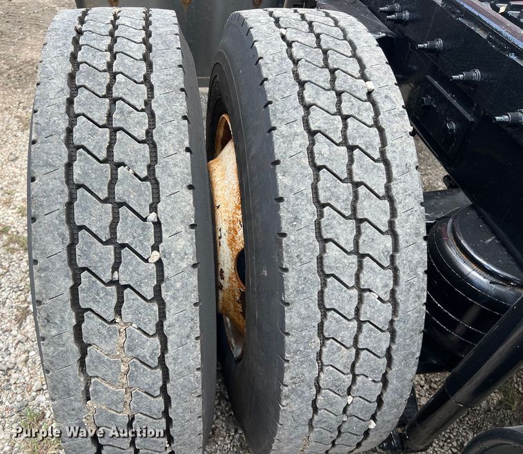 image for item DO2477 2012 Peterbilt  386 semi truck