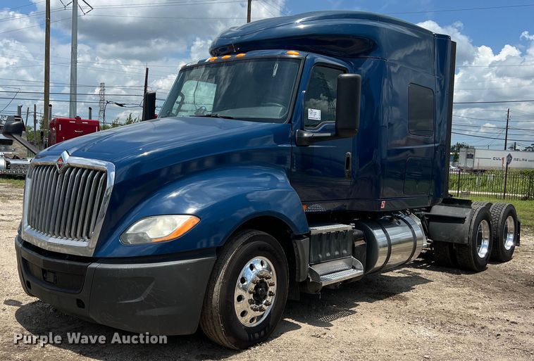 image for item DO2478 2018 International  LT624 semi truck