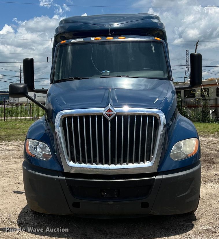 image for item DO2478 2018 International  LT624 semi truck