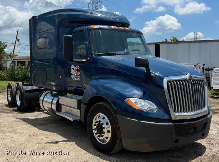 image for item DO2478 2018 International  LT624 semi truck