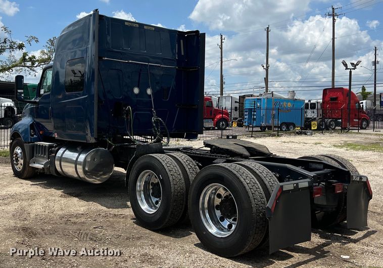 image for item DO2478 2018 International  LT624 semi truck