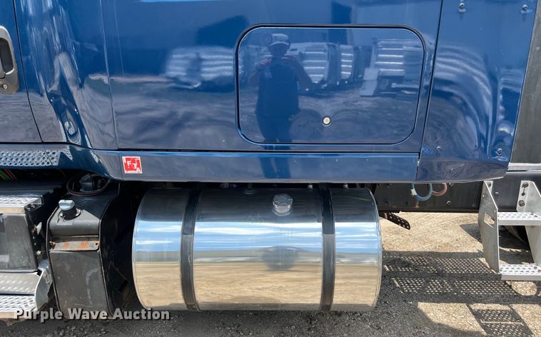 image for item DO2478 2018 International  LT624 semi truck