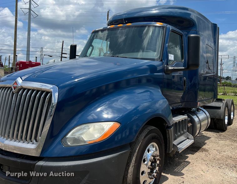 image for item DO2478 2018 International  LT624 semi truck