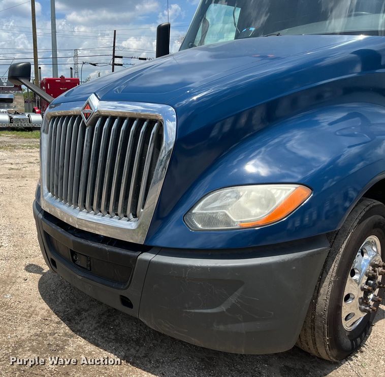 image for item DO2478 2018 International  LT624 semi truck