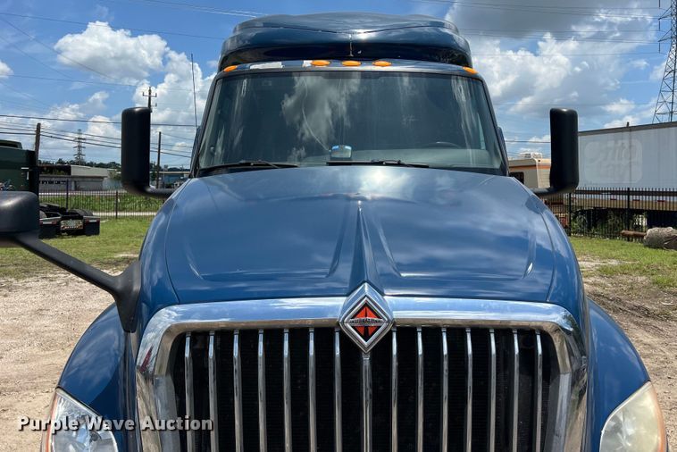 image for item DO2478 2018 International  LT624 semi truck