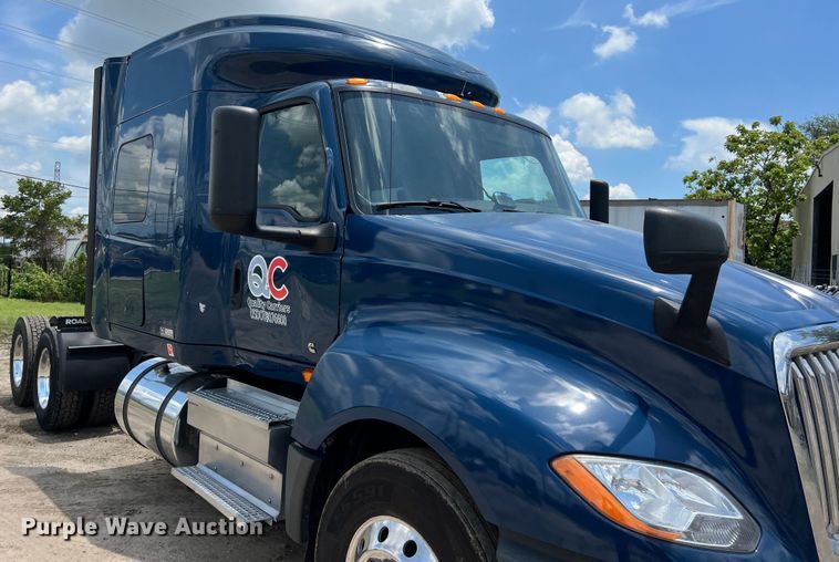 image for item DO2478 2018 International  LT624 semi truck