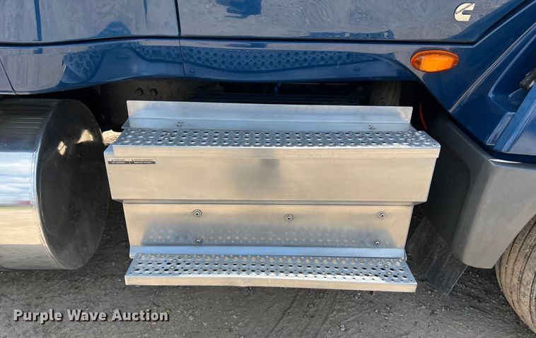 image for item DO2478 2018 International  LT624 semi truck