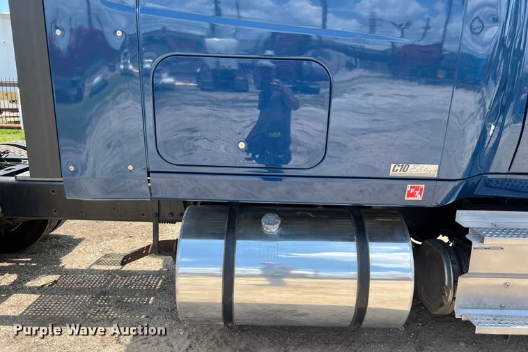 image for item DO2478 2018 International  LT624 semi truck