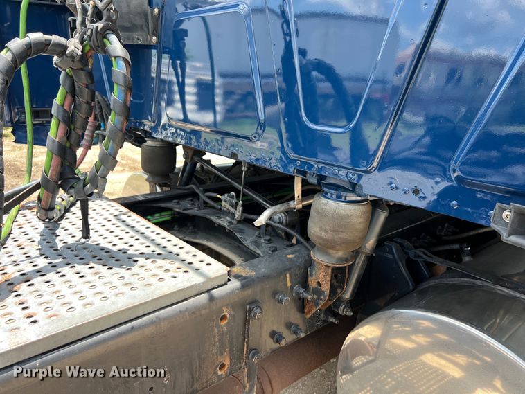 image for item DO2478 2018 International  LT624 semi truck