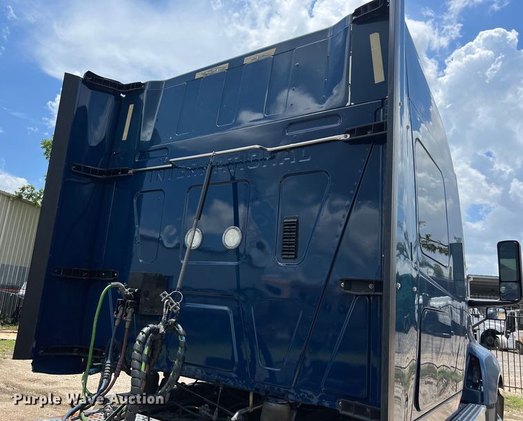 image for item DO2478 2018 International  LT624 semi truck