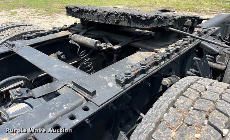 image for item DO2478 2018 International  LT624 semi truck