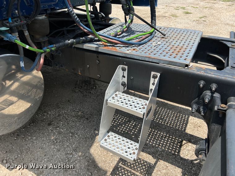 image for item DO2478 2018 International  LT624 semi truck