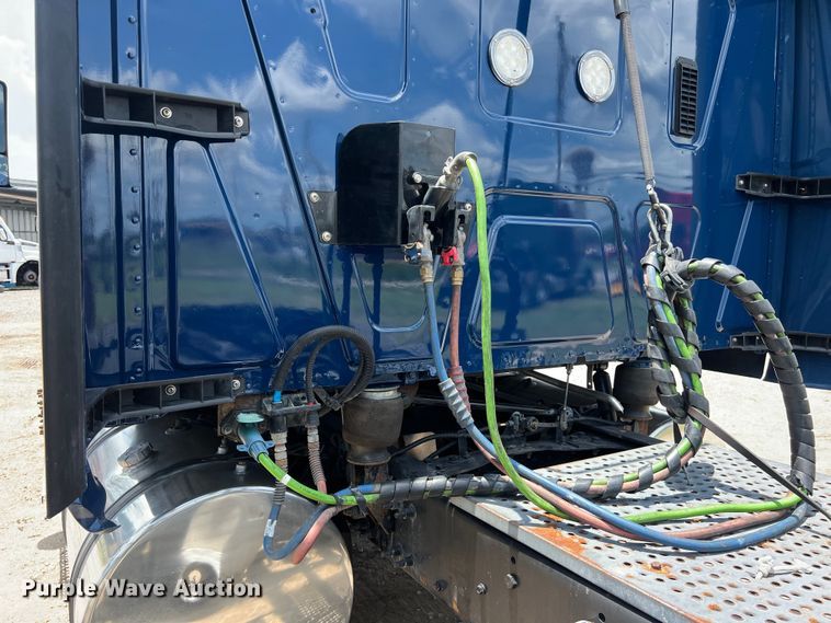 image for item DO2478 2018 International  LT624 semi truck