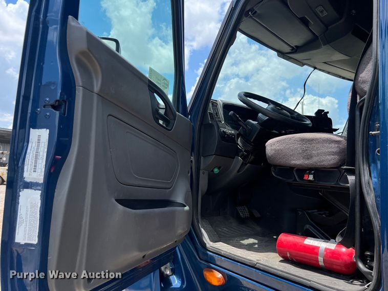 image for item DO2478 2018 International  LT624 semi truck