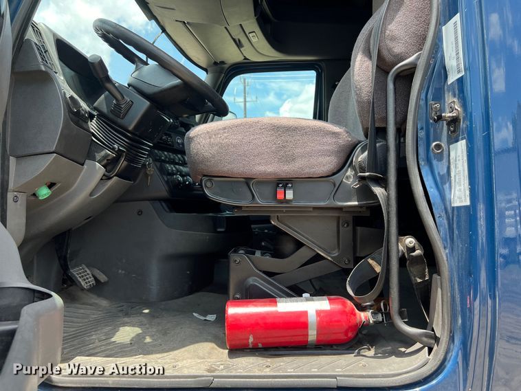 image for item DO2478 2018 International  LT624 semi truck