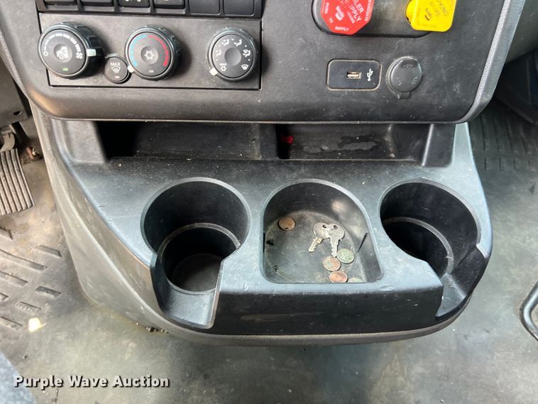 image for item DO2478 2018 International  LT624 semi truck