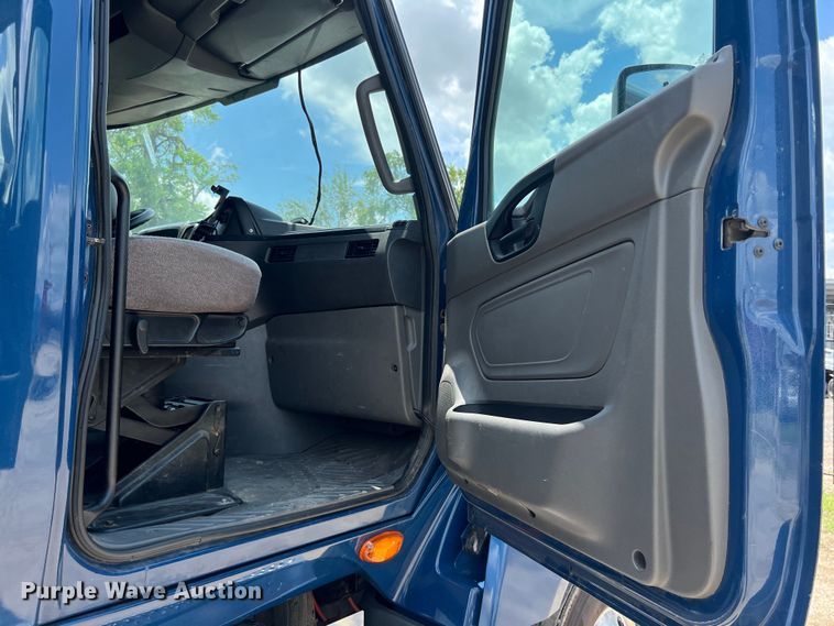 image for item DO2478 2018 International  LT624 semi truck