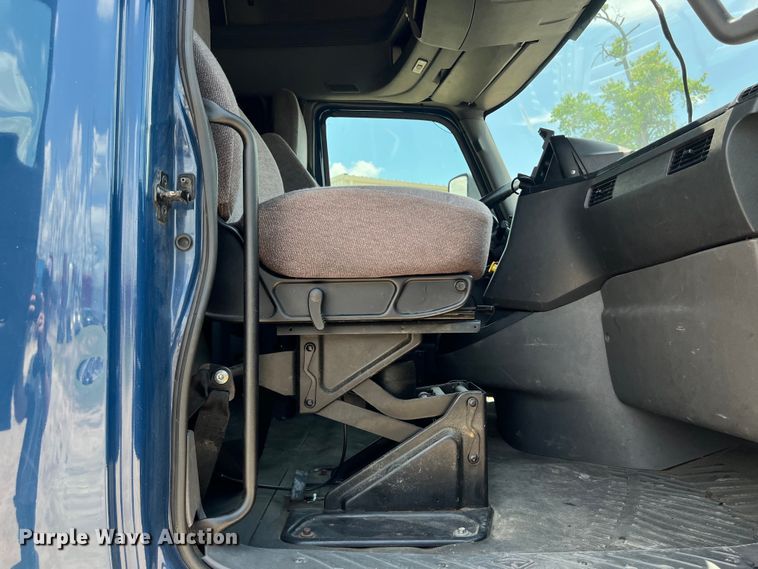 image for item DO2478 2018 International  LT624 semi truck