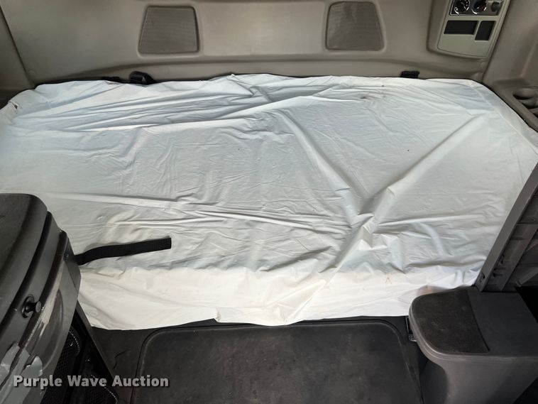 image for item DO2478 2018 International  LT624 semi truck