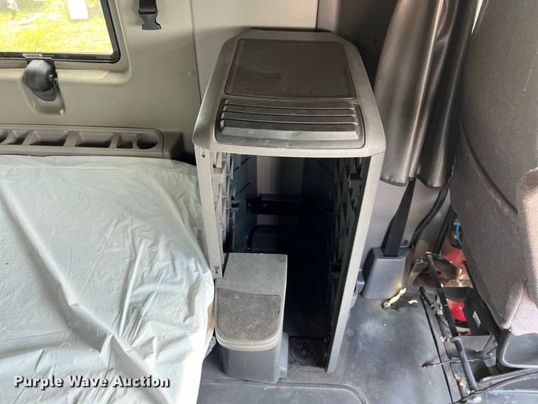 image for item DO2478 2018 International  LT624 semi truck