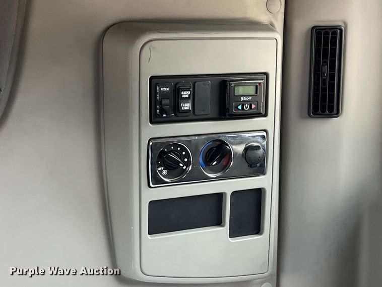 image for item DO2478 2018 International  LT624 semi truck