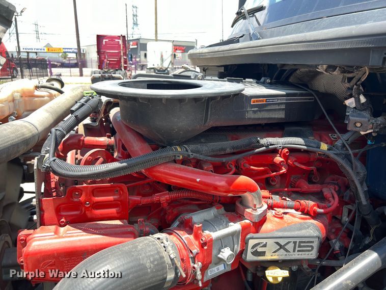 image for item DO2478 2018 International  LT624 semi truck