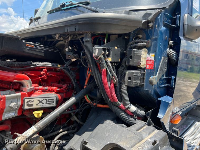 image for item DO2478 2018 International  LT624 semi truck