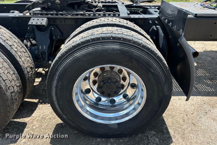 image for item DO2478 2018 International  LT624 semi truck