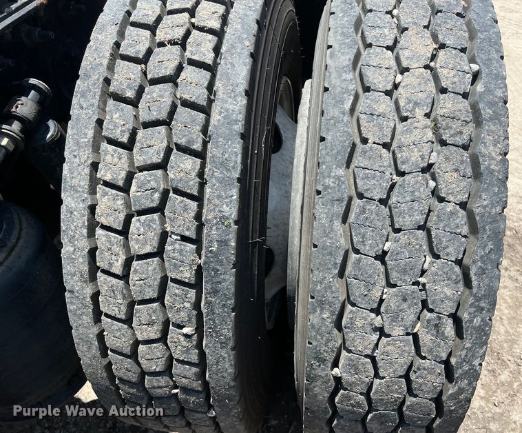 image for item DO2478 2018 International  LT624 semi truck