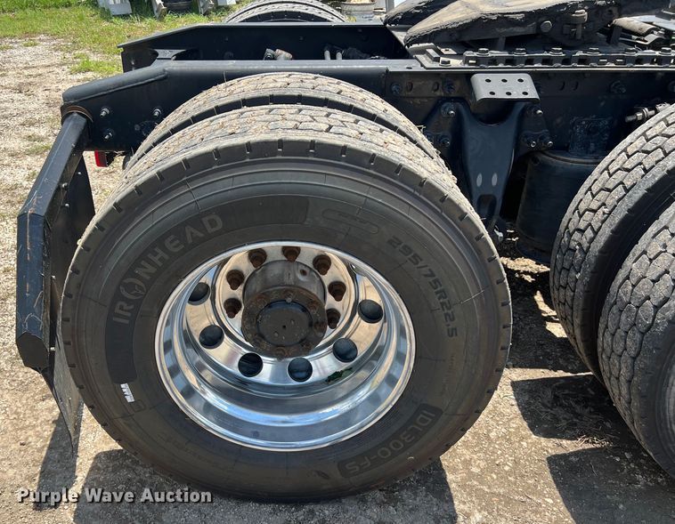 image for item DO2478 2018 International  LT624 semi truck