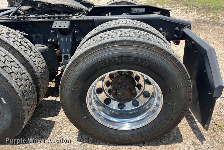 image for item DO2478 2018 International  LT624 semi truck