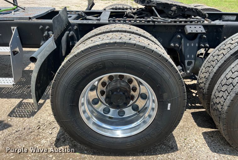 image for item DO2478 2018 International  LT624 semi truck