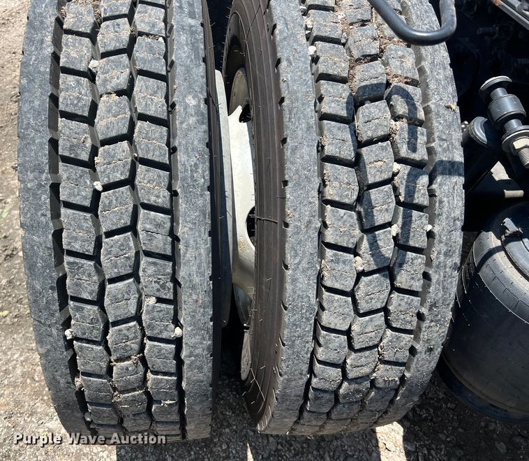 image for item DO2478 2018 International  LT624 semi truck