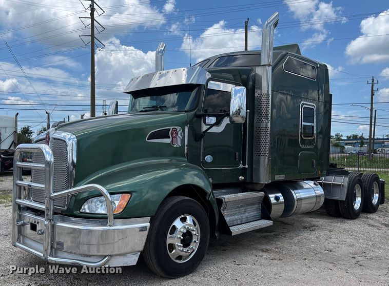 image for item DO2479 2013 Kenworth T660 semi truck