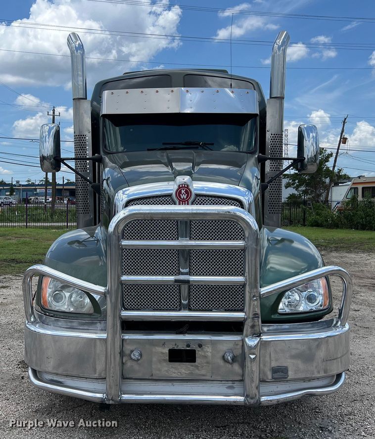 image for item DO2479 2013 Kenworth T660 semi truck