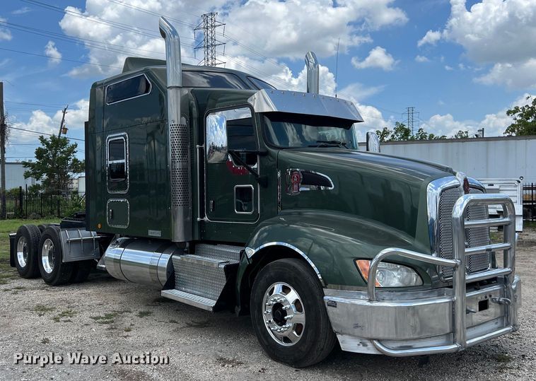 image for item DO2479 2013 Kenworth T660 semi truck