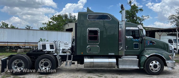 image for item DO2479 2013 Kenworth T660 semi truck