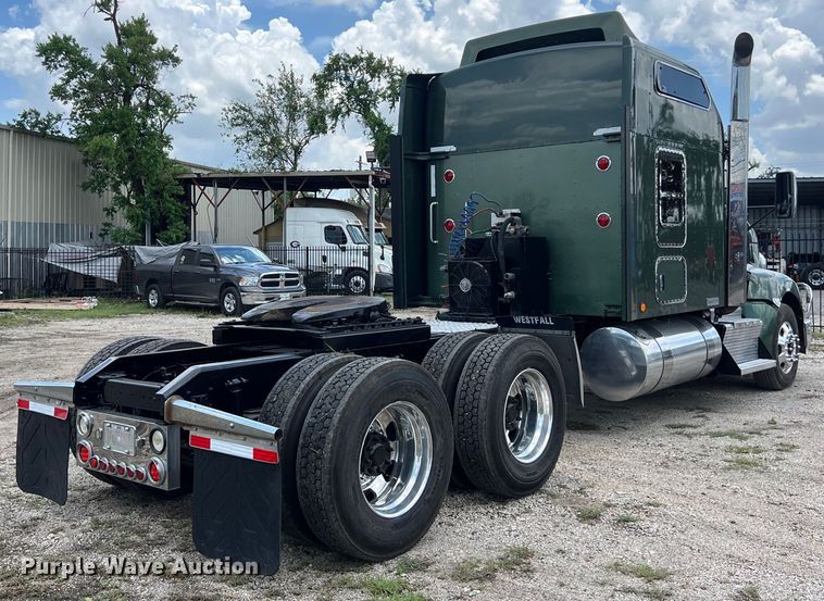 image for item DO2479 2013 Kenworth T660 semi truck