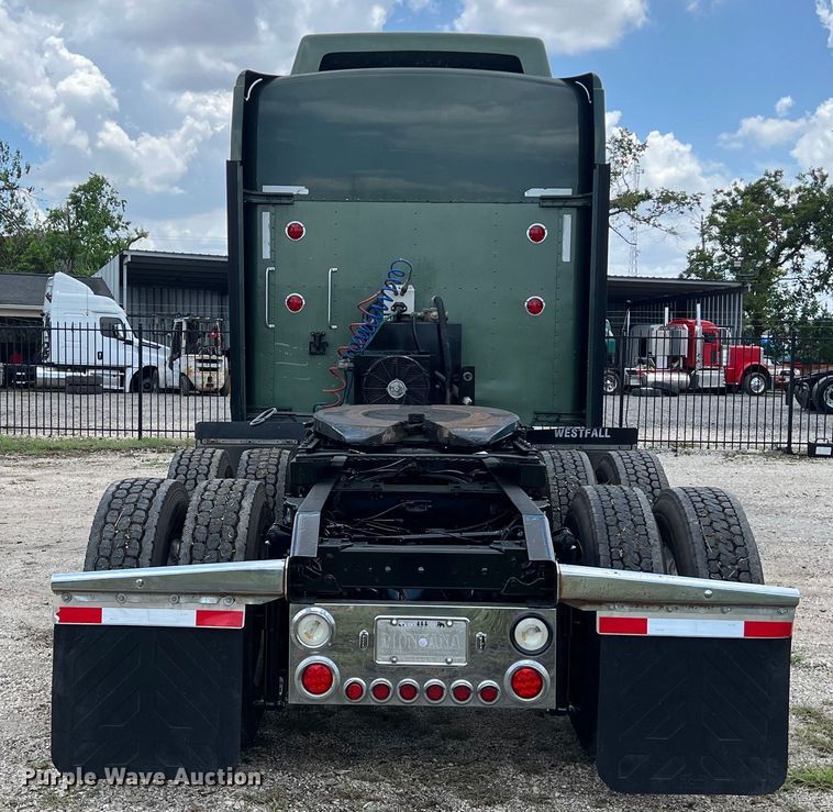 image for item DO2479 2013 Kenworth T660 semi truck