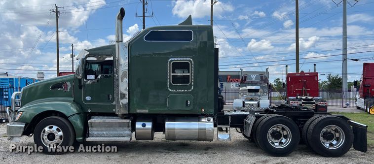 image for item DO2479 2013 Kenworth T660 semi truck